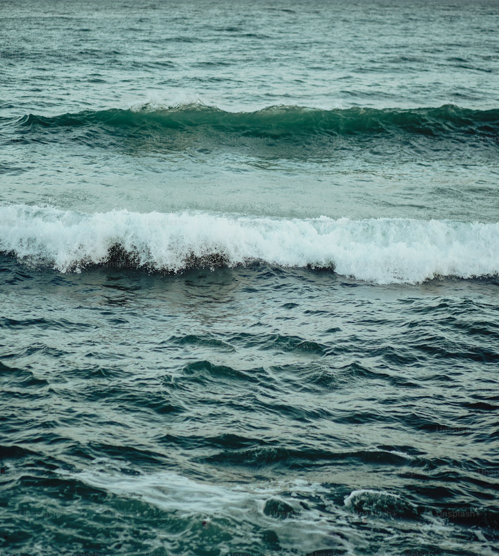 um grande corpo de água com ondas entrando