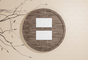 Un objeto redondo de madera con un cuadrado blanco en el centro