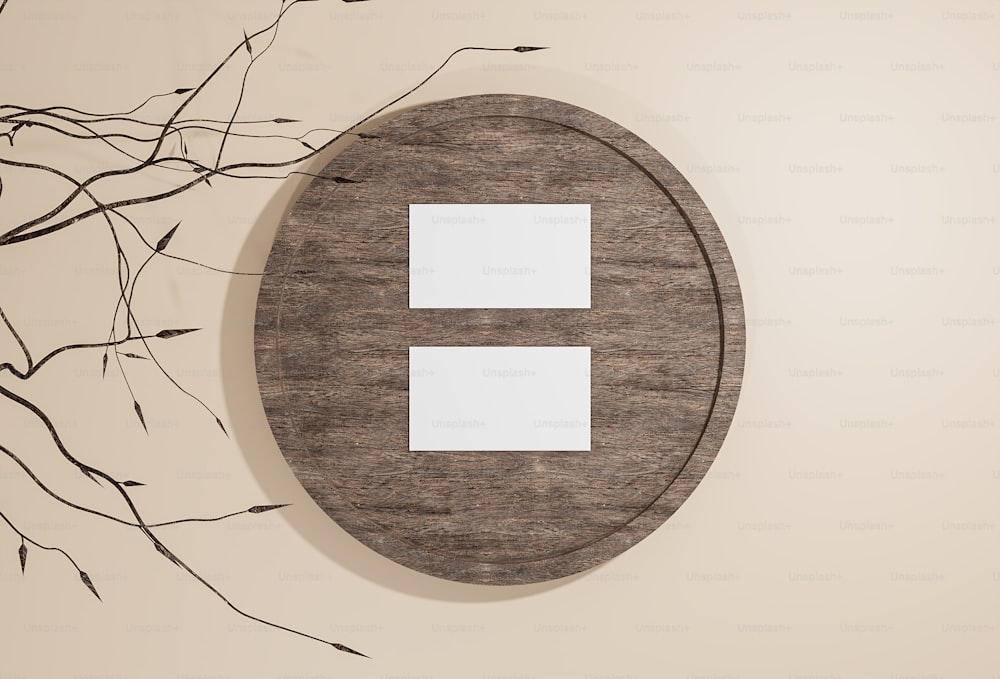 um objeto de madeira redondo com um quadrado branco no centro