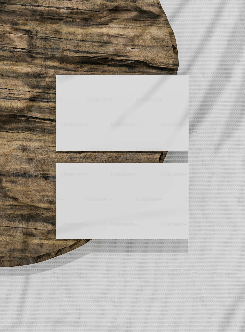 um close up de uma mesa de madeira com um pedaço de papel sobre ele