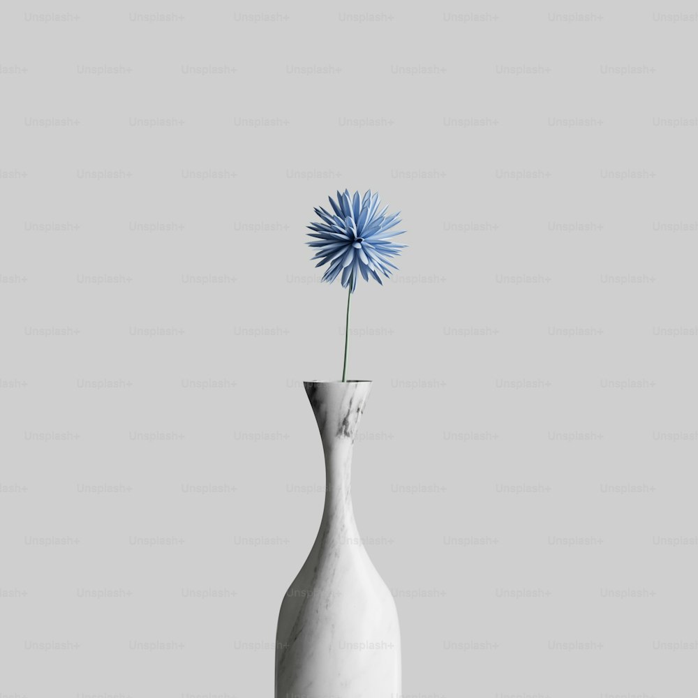 un jarrón blanco con una flor azul en él
