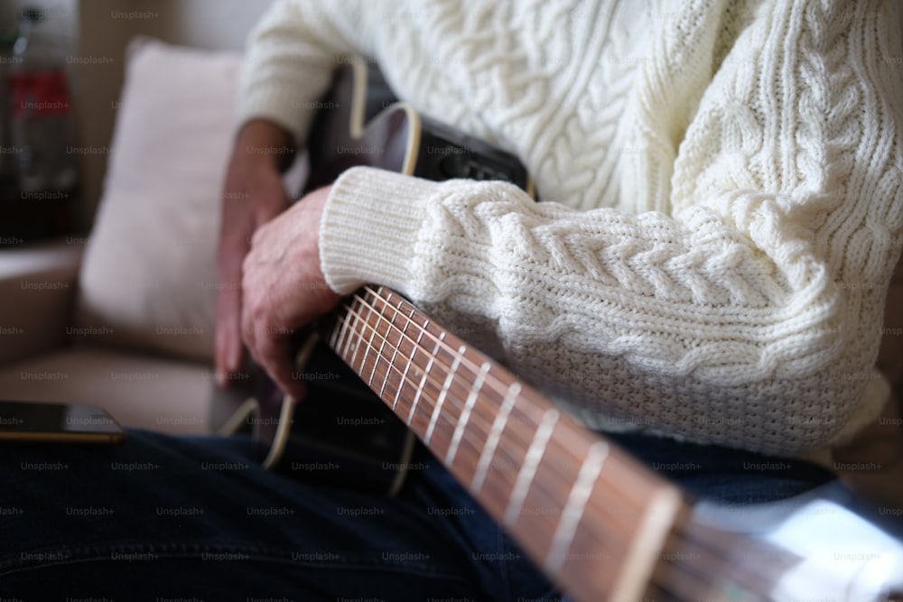 Un primer plano de una persona tocando una guitarra