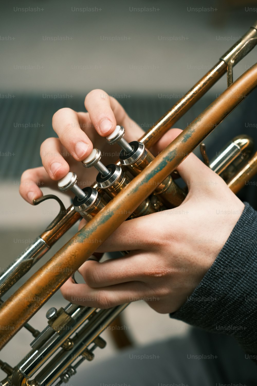 um close up de uma pessoa tocando um trompete