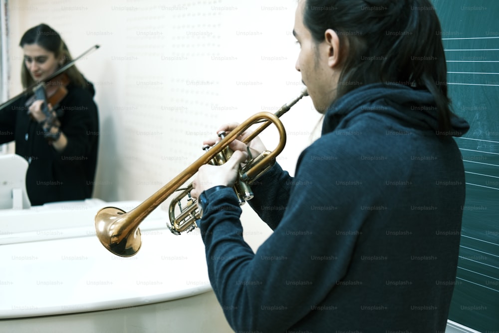 Une femme jouant de la trompette devant un miroir