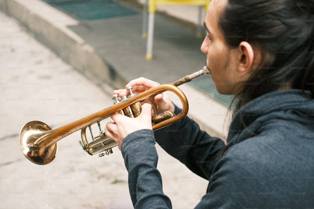 Una mujer tocando una trompeta en la calle