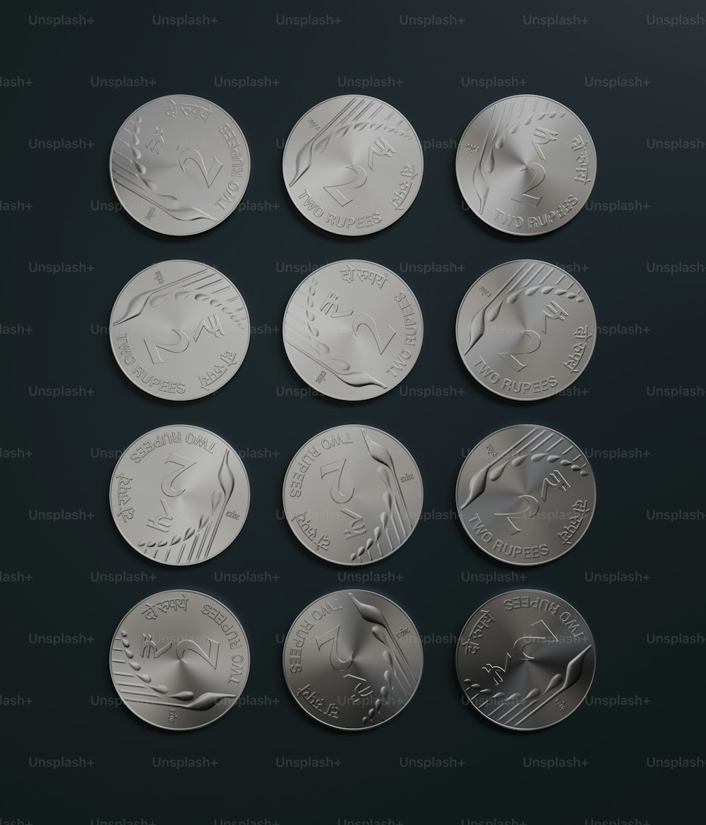 Un conjunto de seis monedas de plata sobre una superficie negra