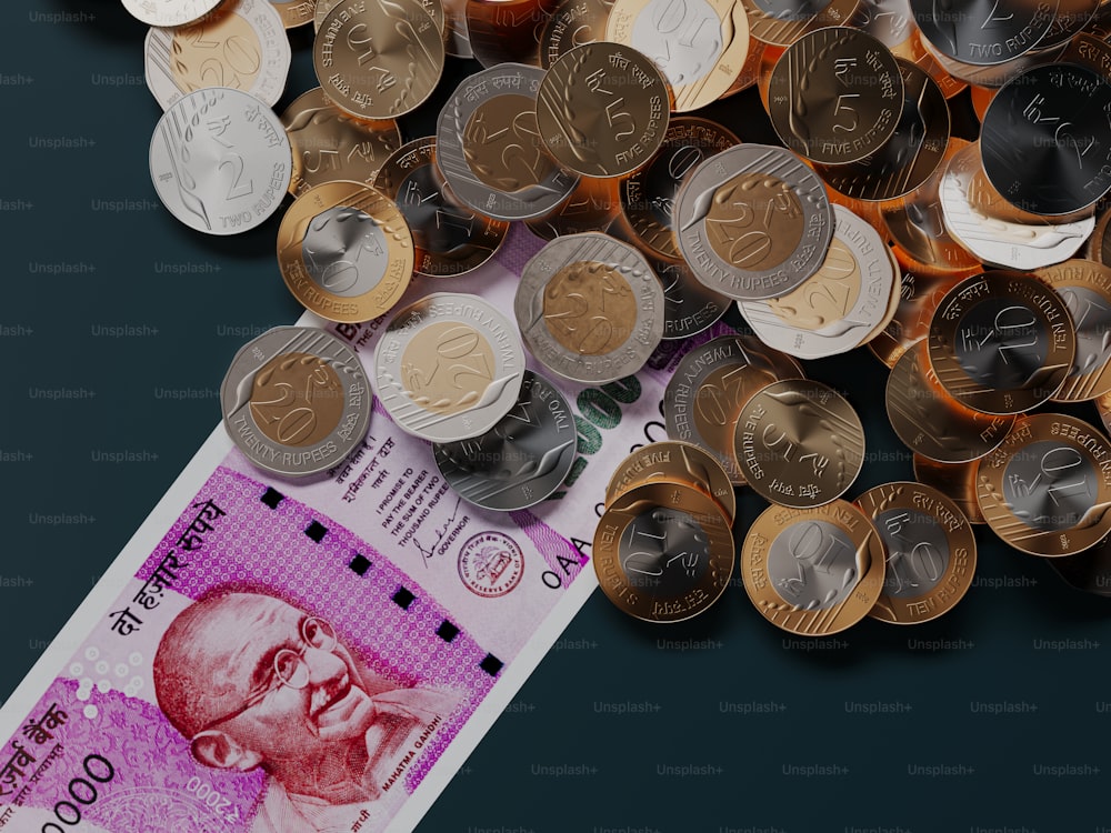 Una pila de billetes y monedas de rupias indias
