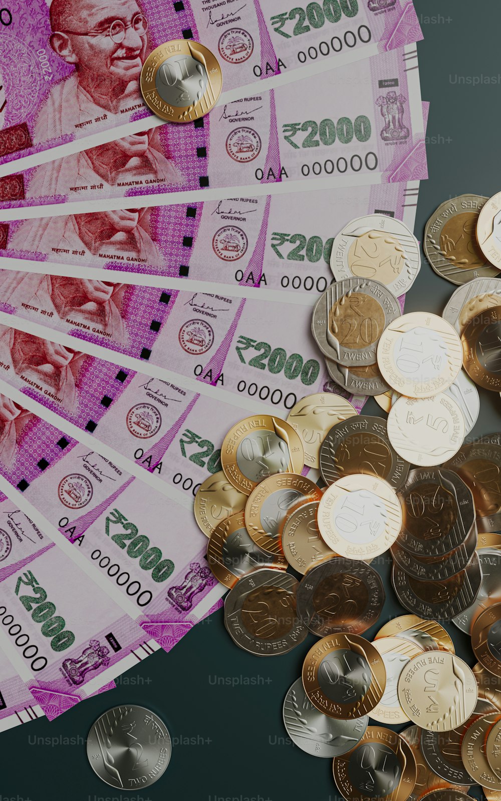 Ein Haufen indischer Rupien-Scheine und -Münzen