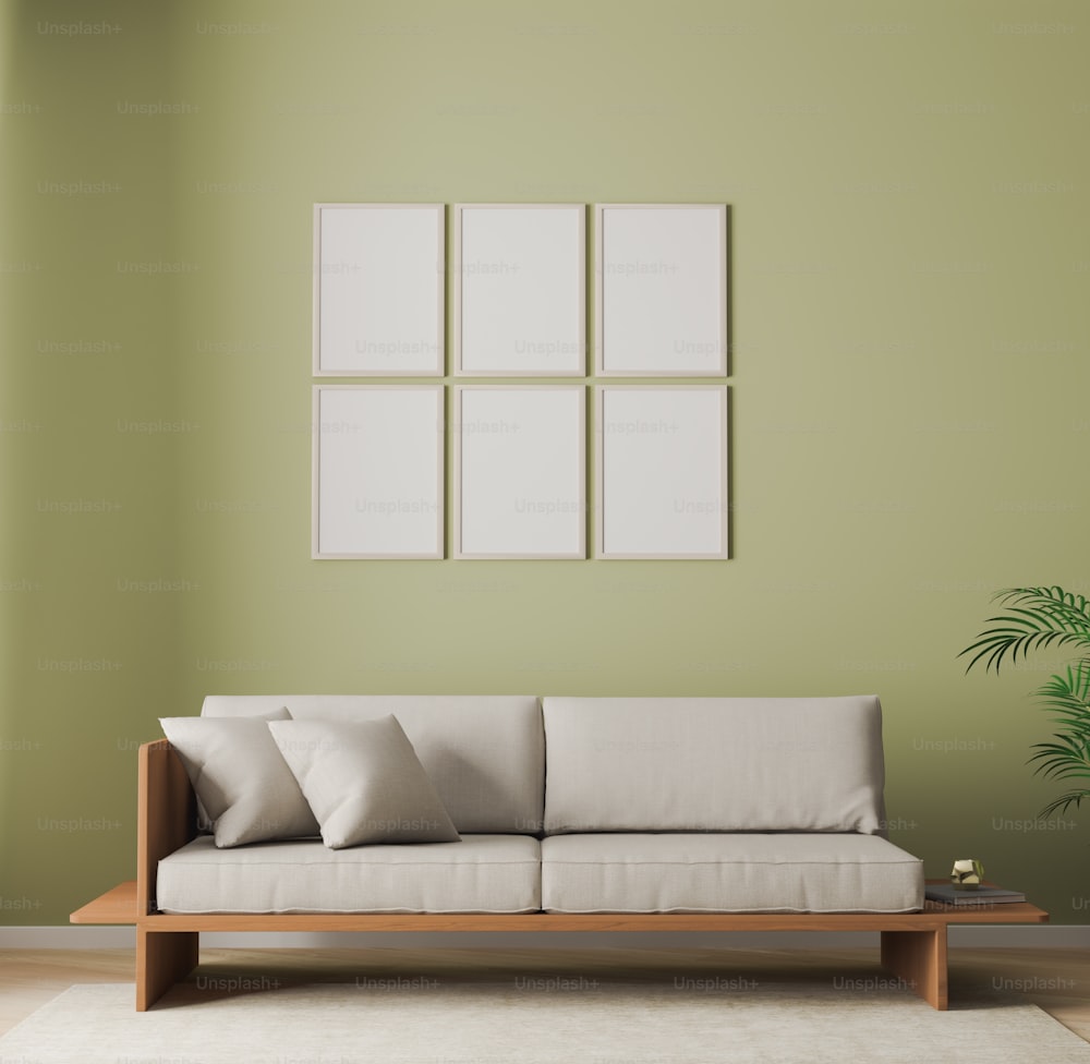緑の壁と白いソファのあるリビングルーム