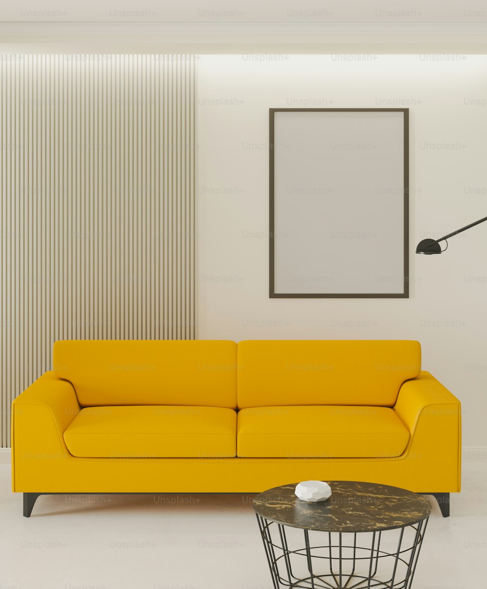 ein Wohnzimmer mit einer gelben Couch und einem Tisch