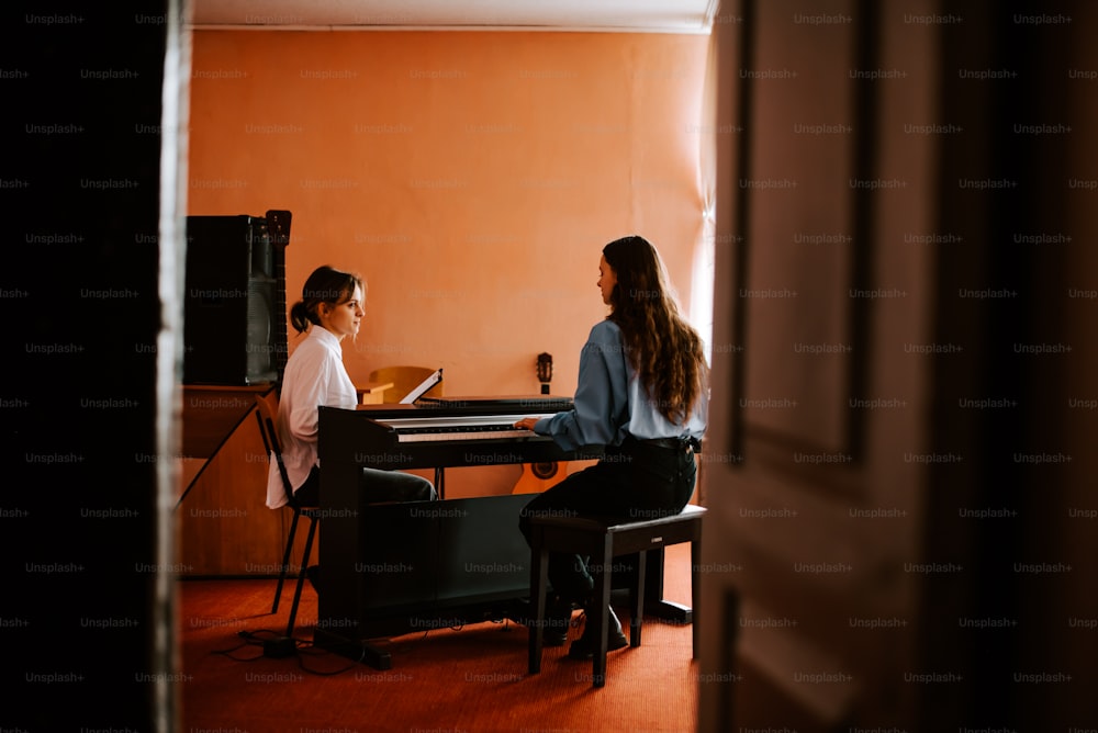 Dos mujeres sentadas en una mesa hablando entre sí