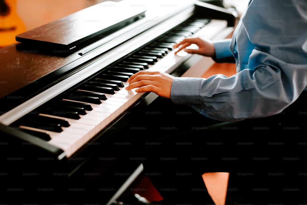 um homem sentado a um piano tocando um instrumento musical