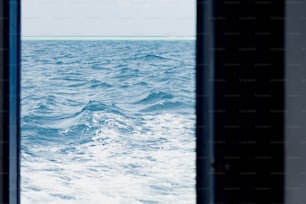 une vue sur l’océan à travers une fenêtre