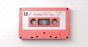Una vista de cerca de una cinta de casete de audio vintage rosa con una etiqueta blanca que lee cinta de mezcla sobre un fondo blanco aislado