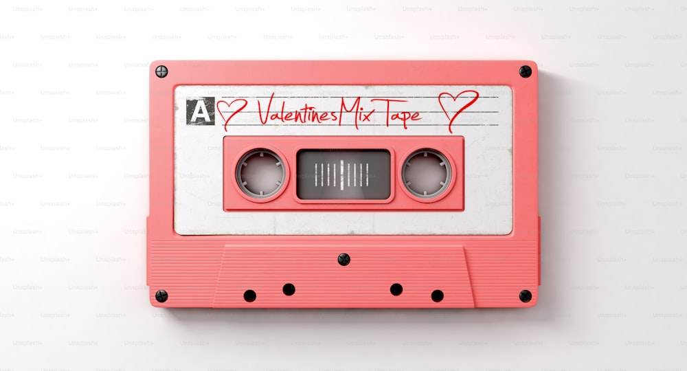 Uma vista de perto de uma fita de áudio vintage rosa com uma etiqueta branca que lê a fita de mistura em um fundo branco isolado