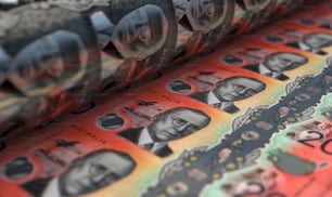 인쇄 실행의 마지막 단계에서 롤러를 통과하는 새로운 호주 달러 지폐 시트를 보여주는 개념 이미지 - 3D 렌더링