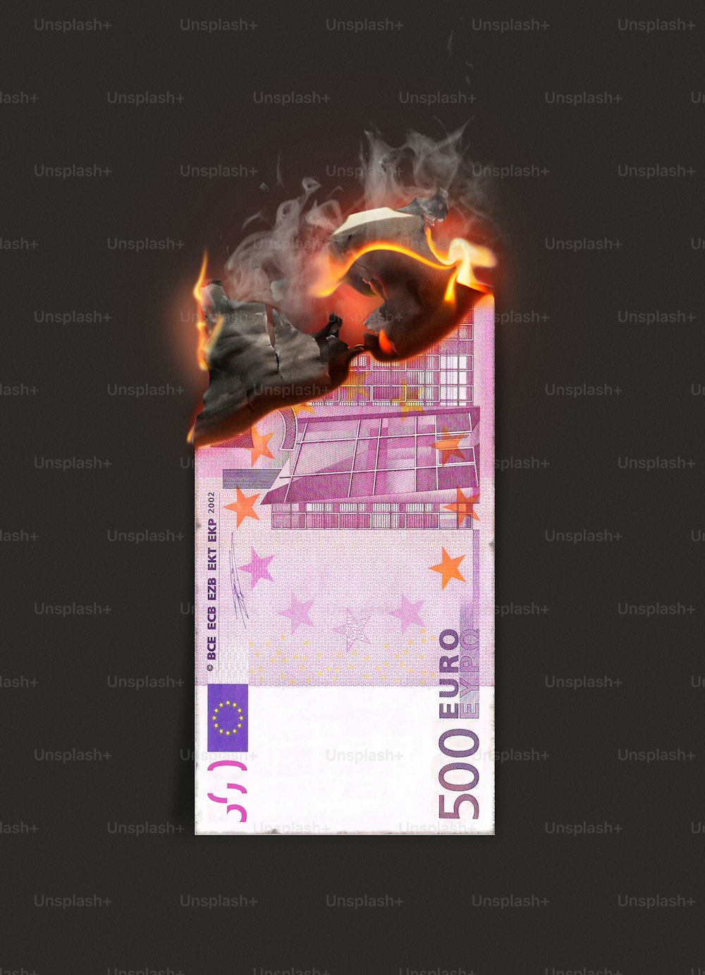Una imagen conceptual que muestra un billete de papel de euro medio quemado todavía en llamas sobre un fondo de estudio oscuro - Renderizado 3D