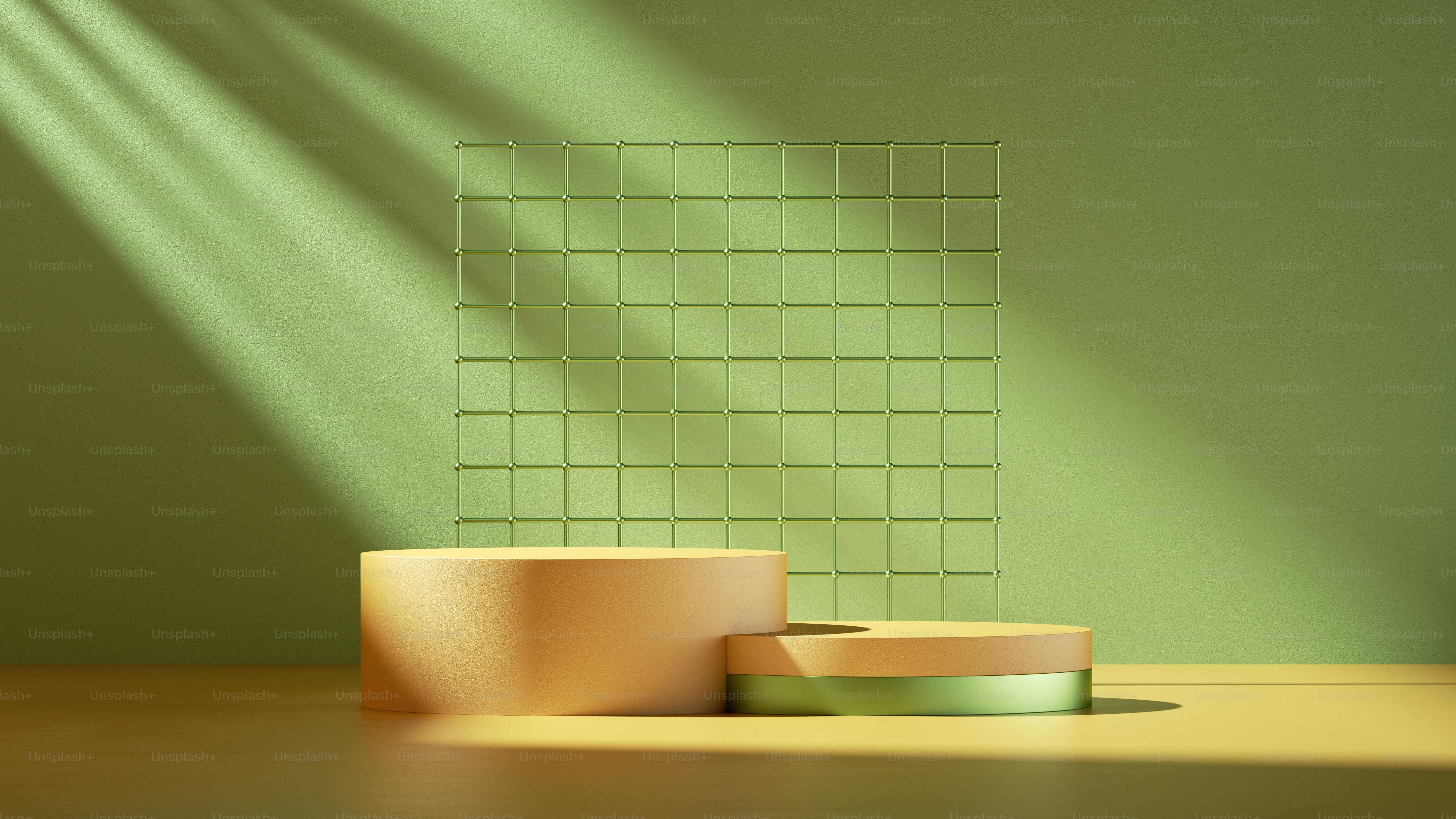 Rendu 3D. Fond géométrique abstrait minimal avec lumière directe du soleil dans les tons de vert et de jaune. Scène de vitrine avec des plates-formes de piédestal vides pour la présentation du produit