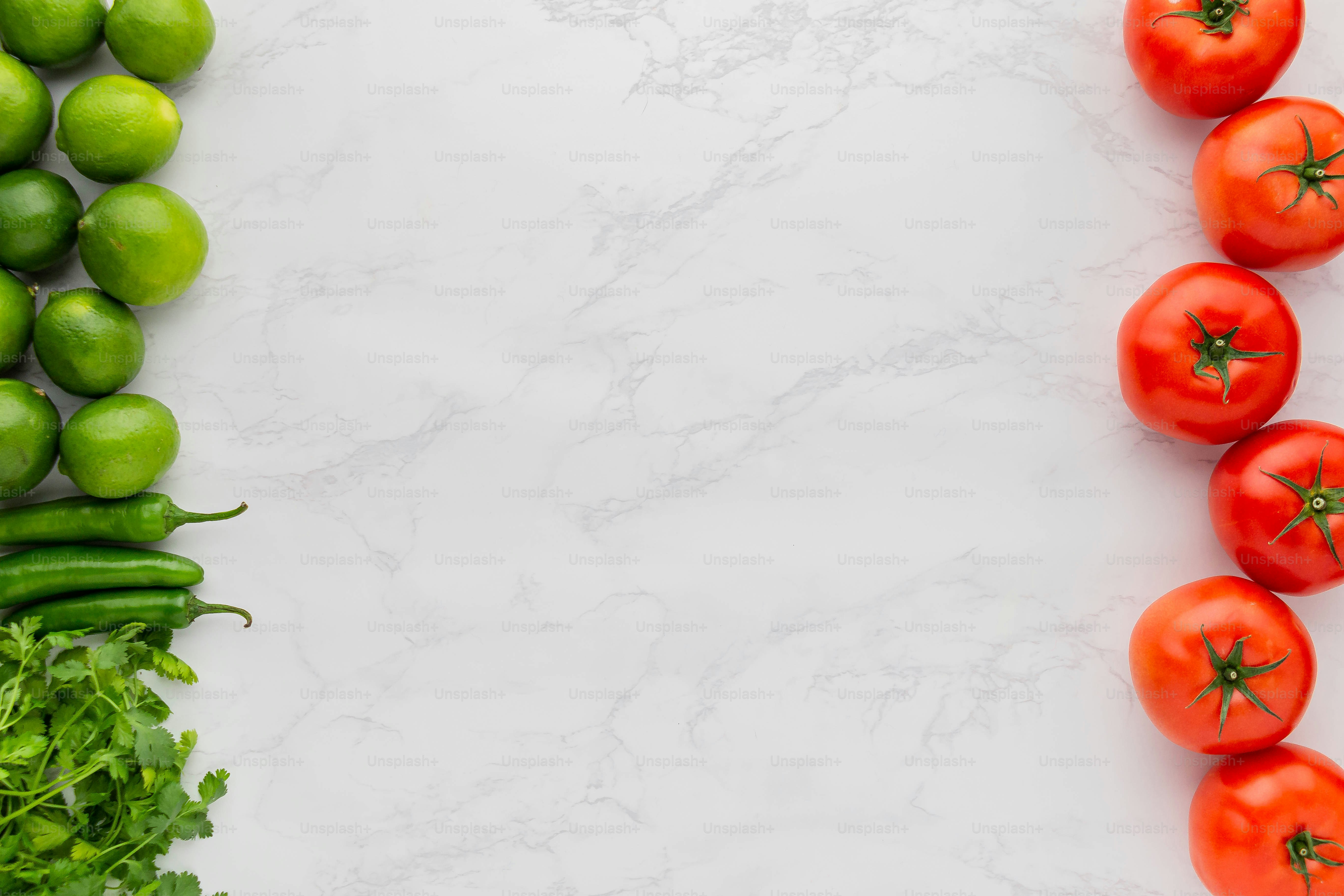 ein weißer Tisch mit Tomaten und grünen Bohnen