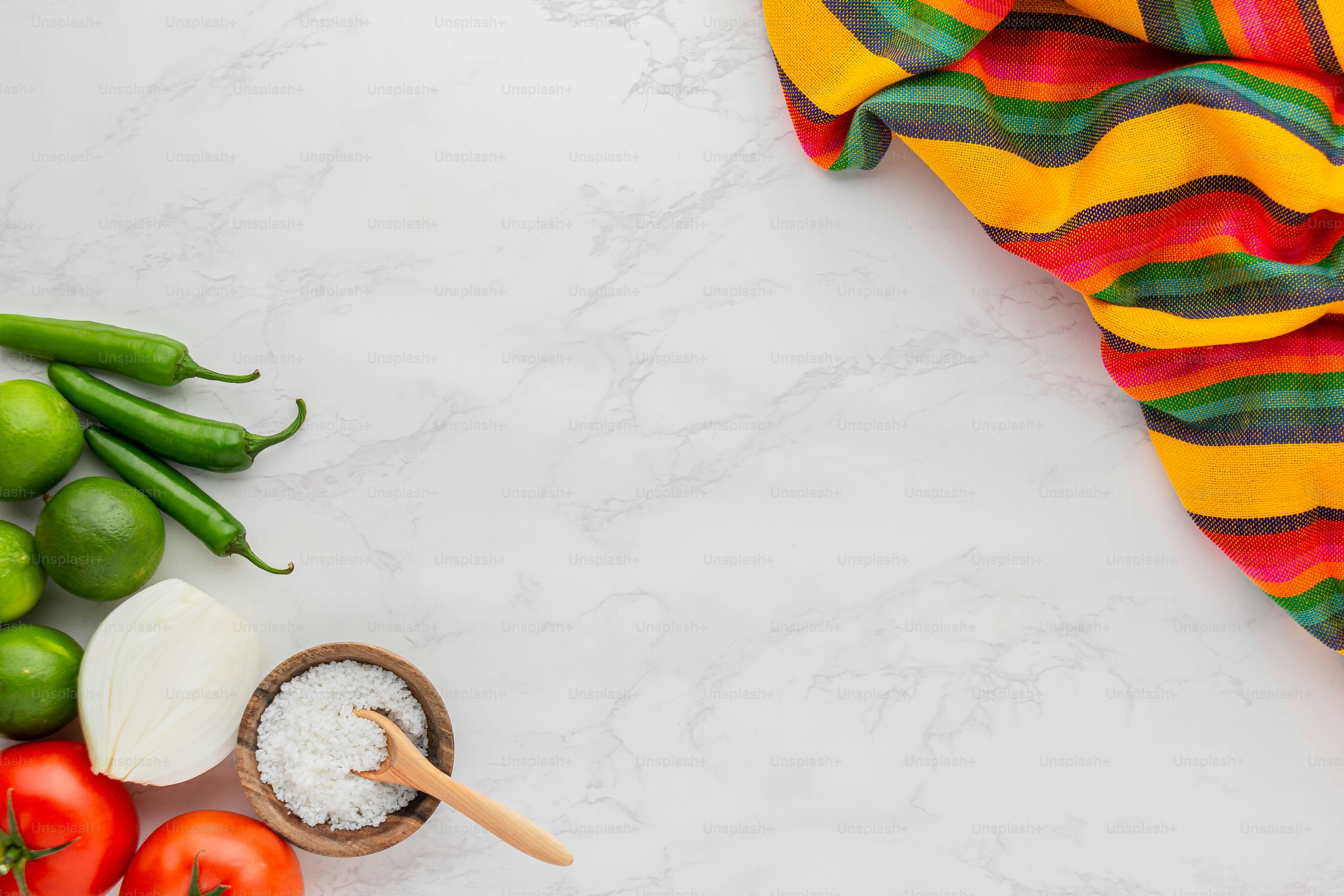 una mesa cubierta con un tazón de arroz junto a un montón de verduras