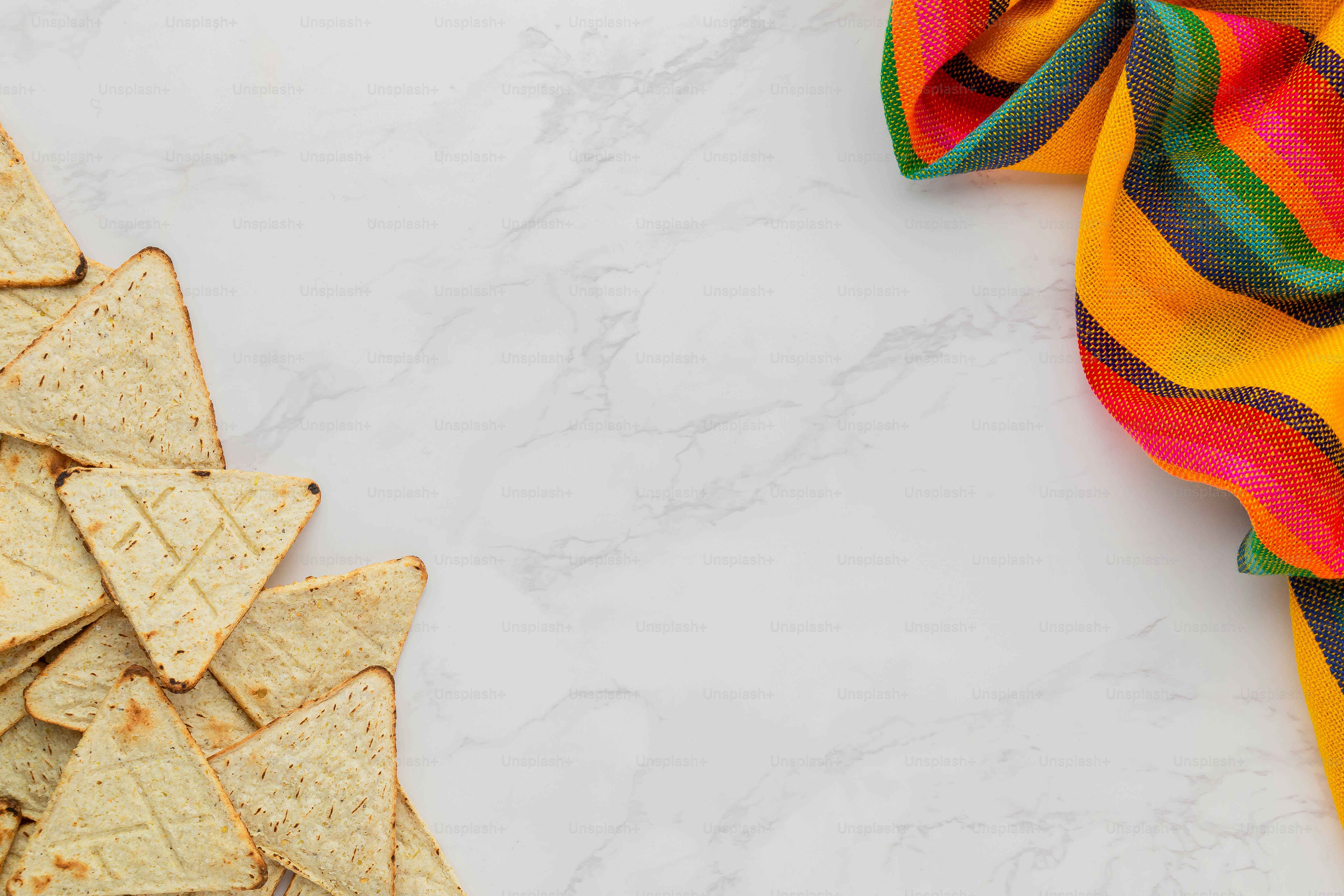 ein Haufen Tortilla-Chips, die auf einer weißen Theke sitzen