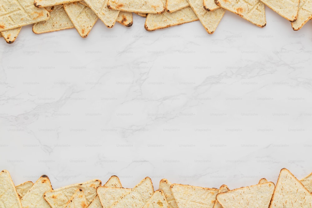 chips tortilla disposées sur fond de marbre blanc
