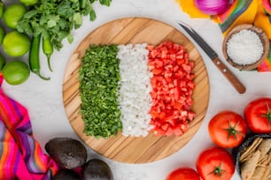 une planche à découper en bois garnie de légumes tranchés