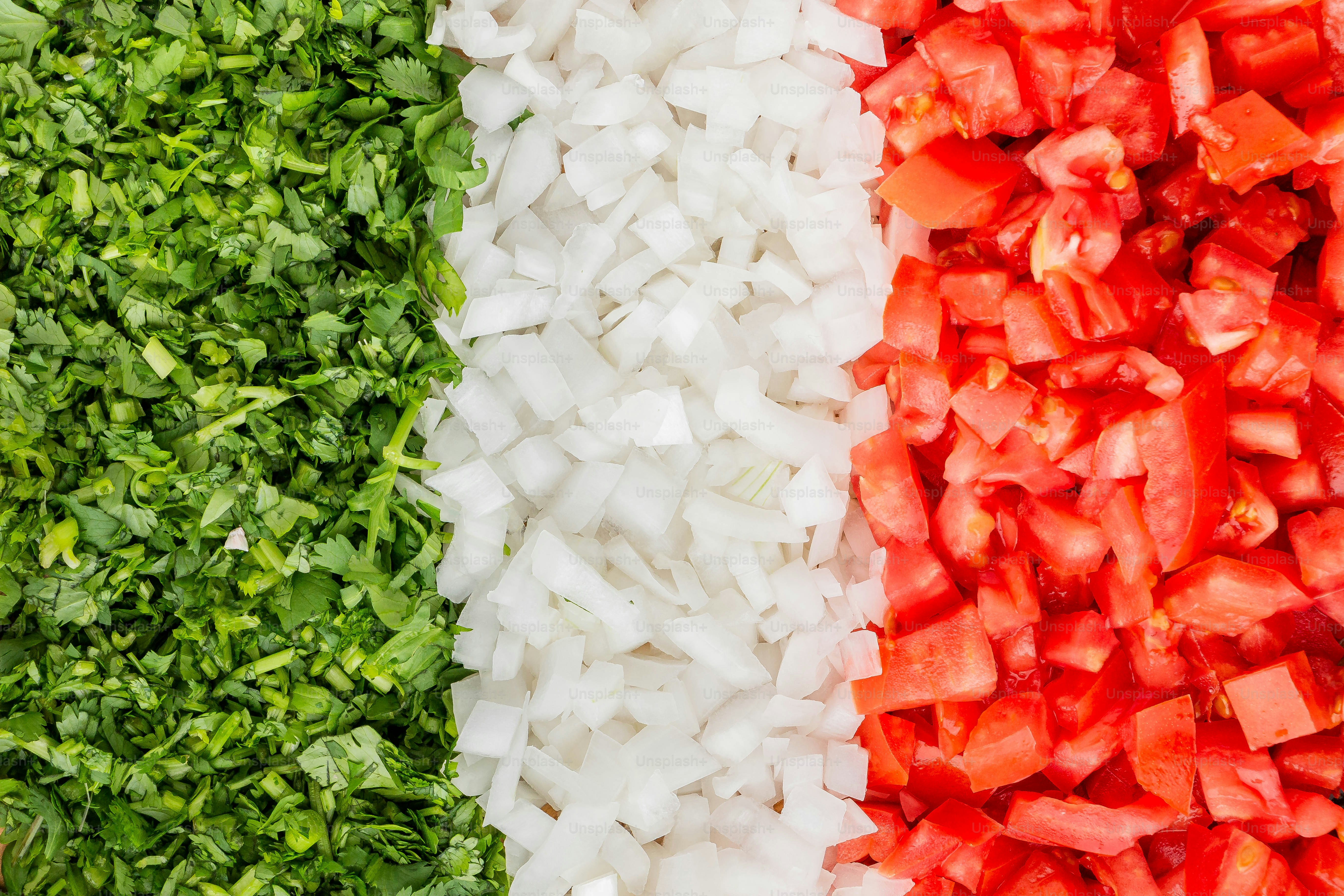 eine Nahaufnahme von gehacktem Gemüse auf einem Schneidebrett