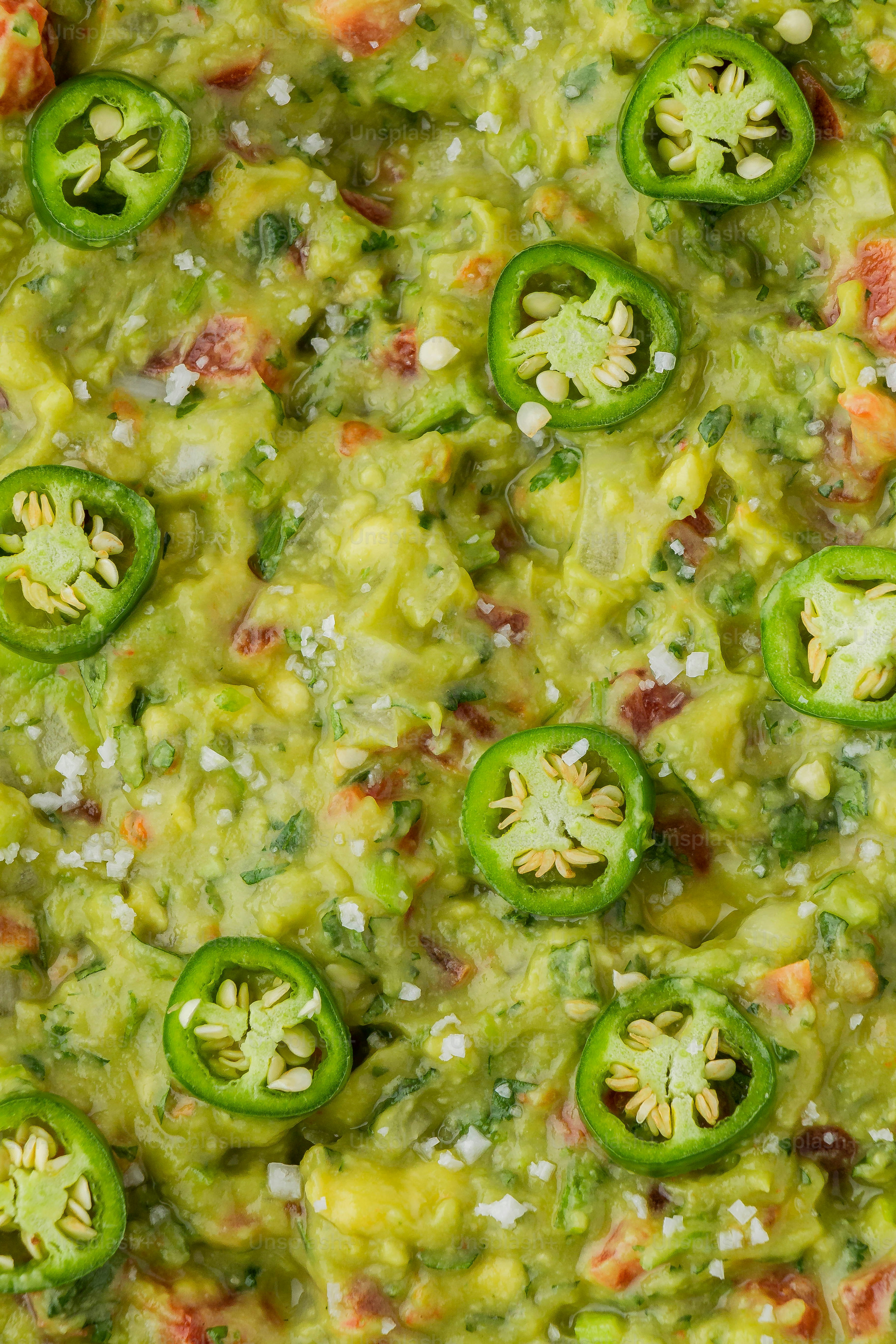 Un primer plano de una pizza con pimientos verdes