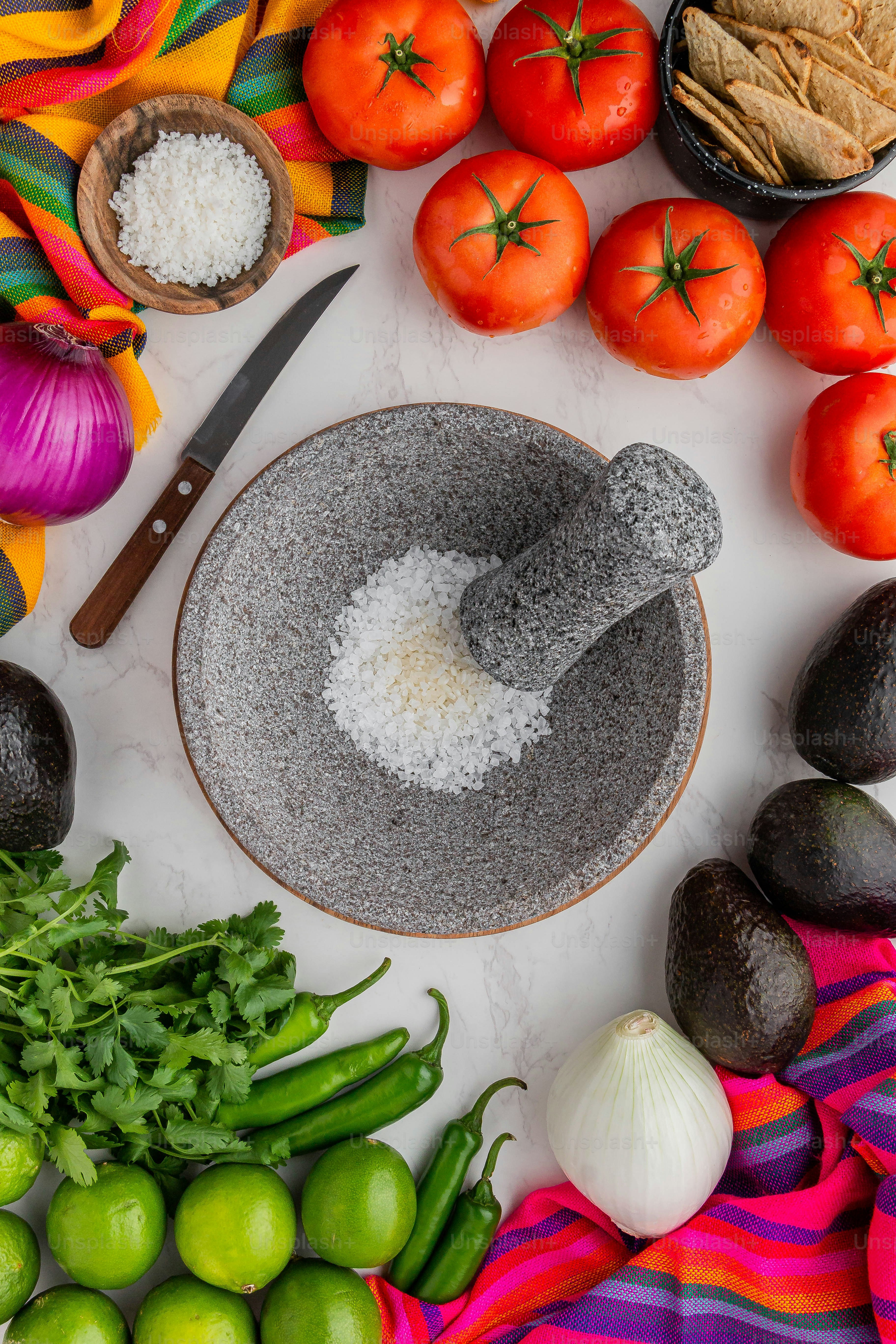 une table surmontée de nombreux types de légumes