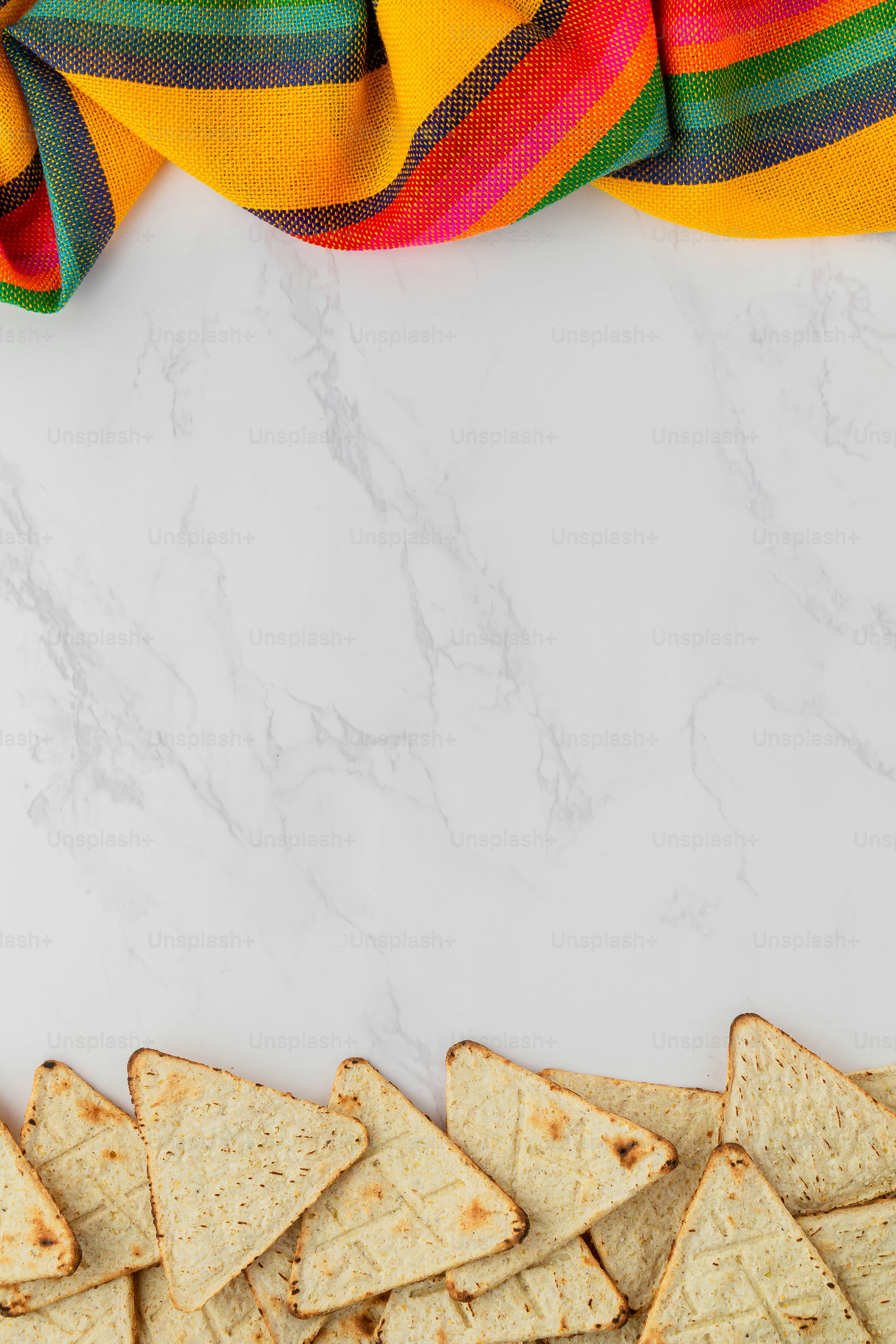 une pile de croustilles de tortilla posée sur un comptoir blanc