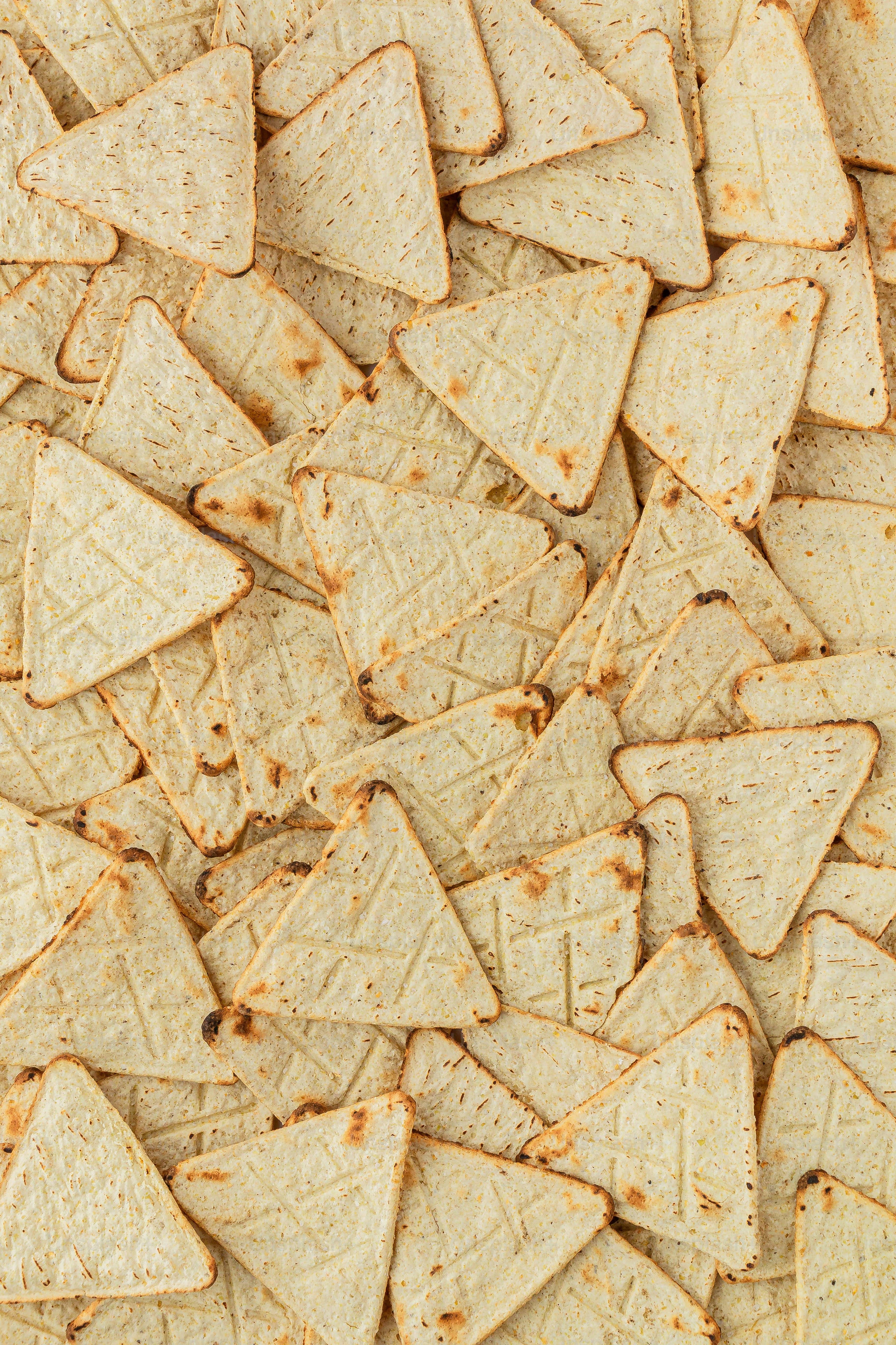 Un montón de chips de tortilla sentados encima de una mesa