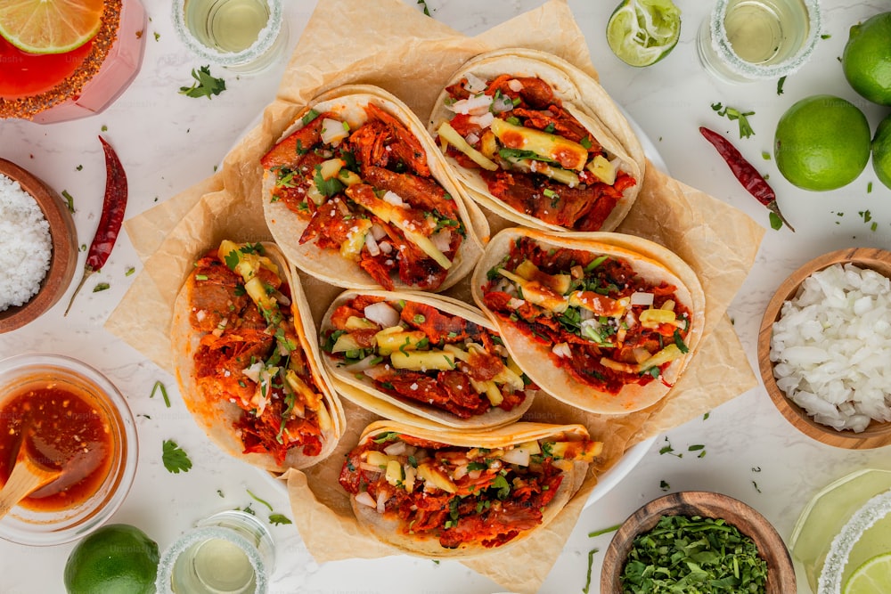 une table garnie de tacos recouverts de sauce et de garnitures