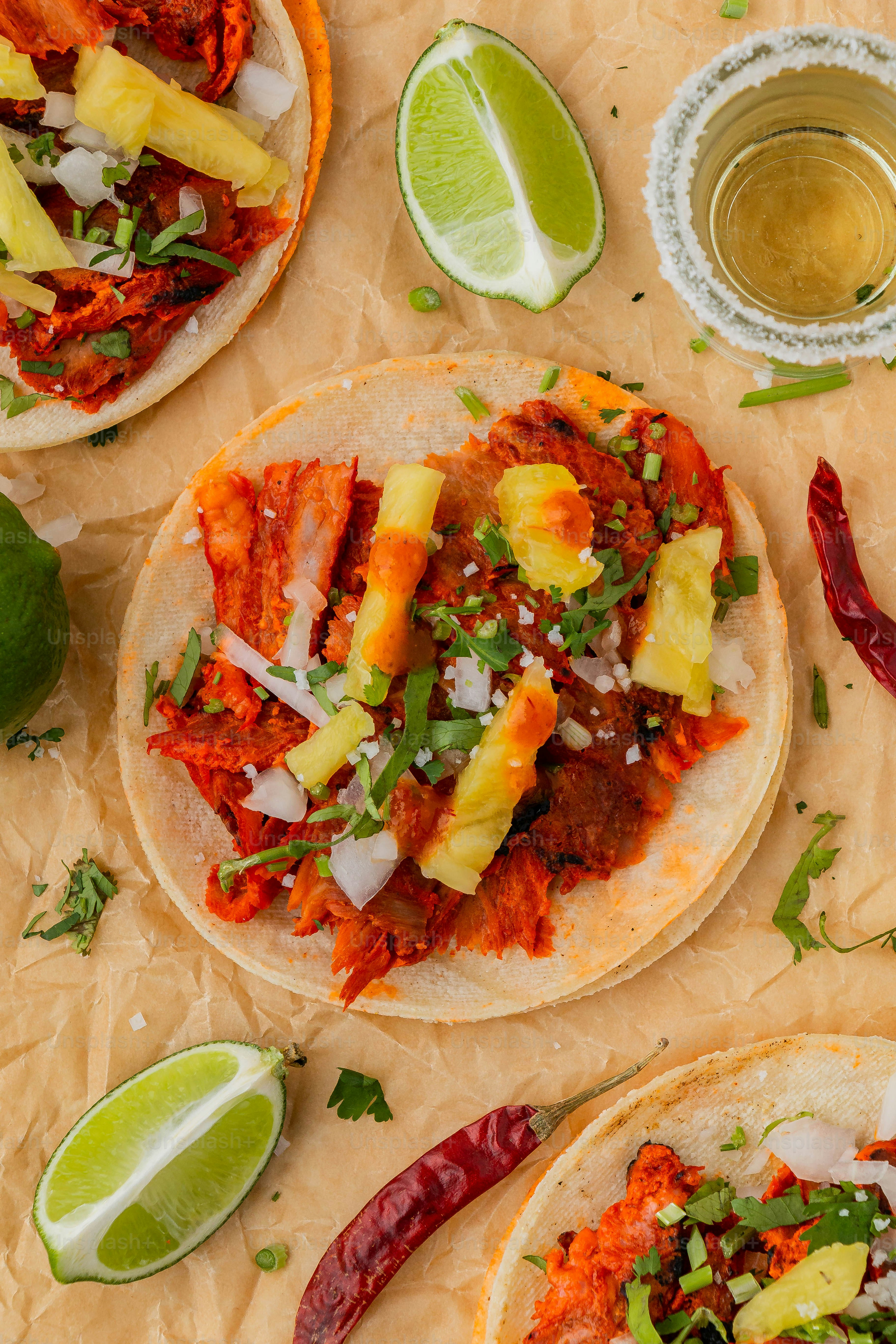 beberapa taco duduk di atas meja