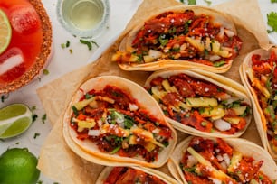 une assiette de tacos sur une table avec des limes