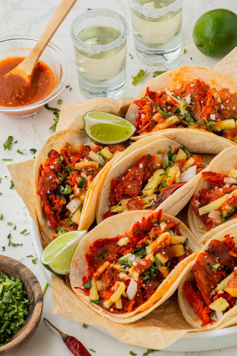 Une assiette de tacos avec salsa et limes