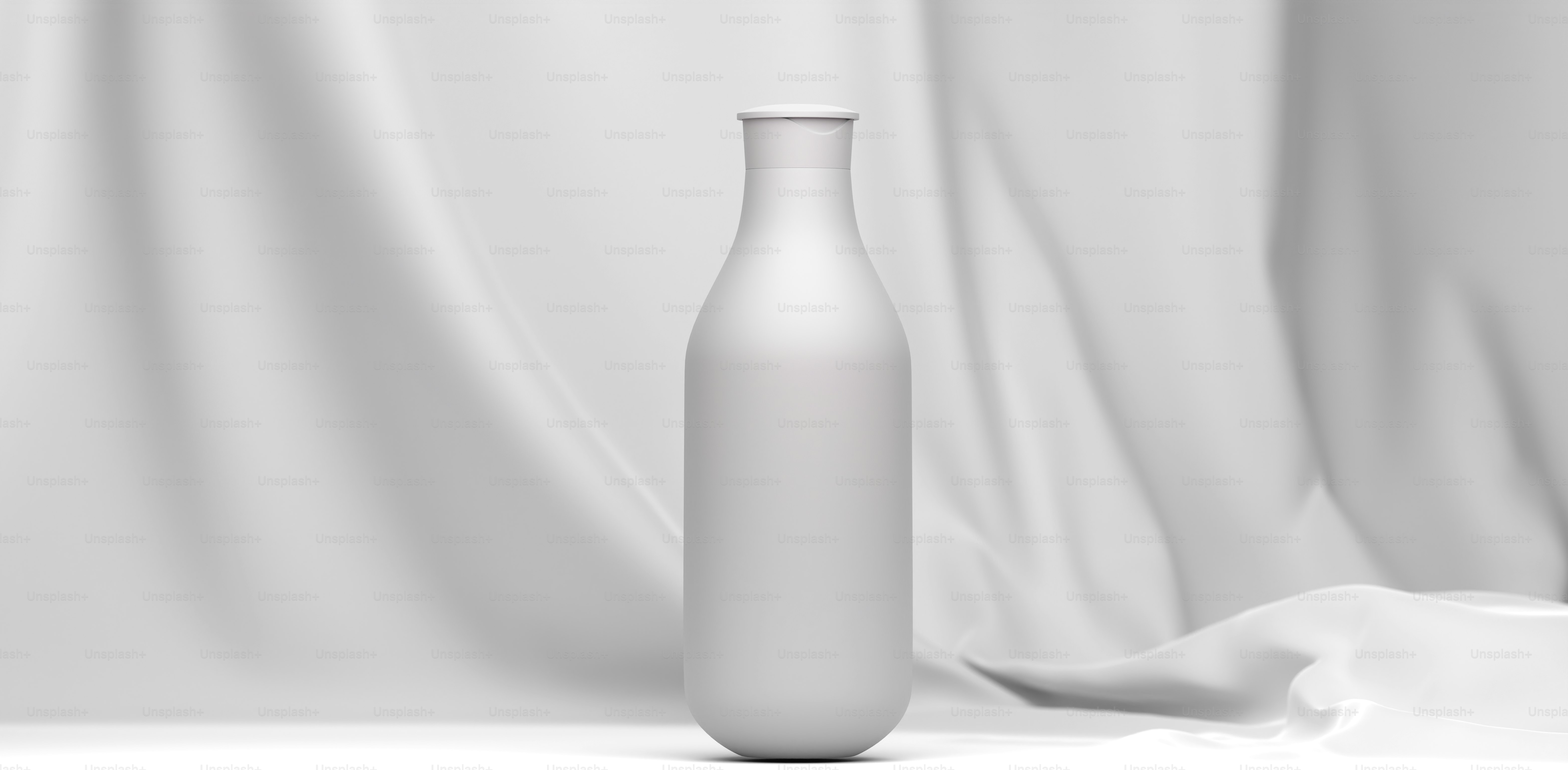 Un jarrón blanco sentado encima de una mesa