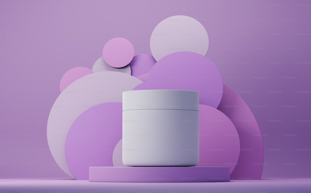 ein weißer Behälter, der auf einer violetten Oberfläche sitzt