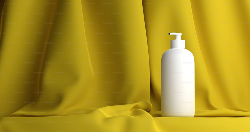 eine Flasche Lotion, die auf einem gelben Tuch sitzt