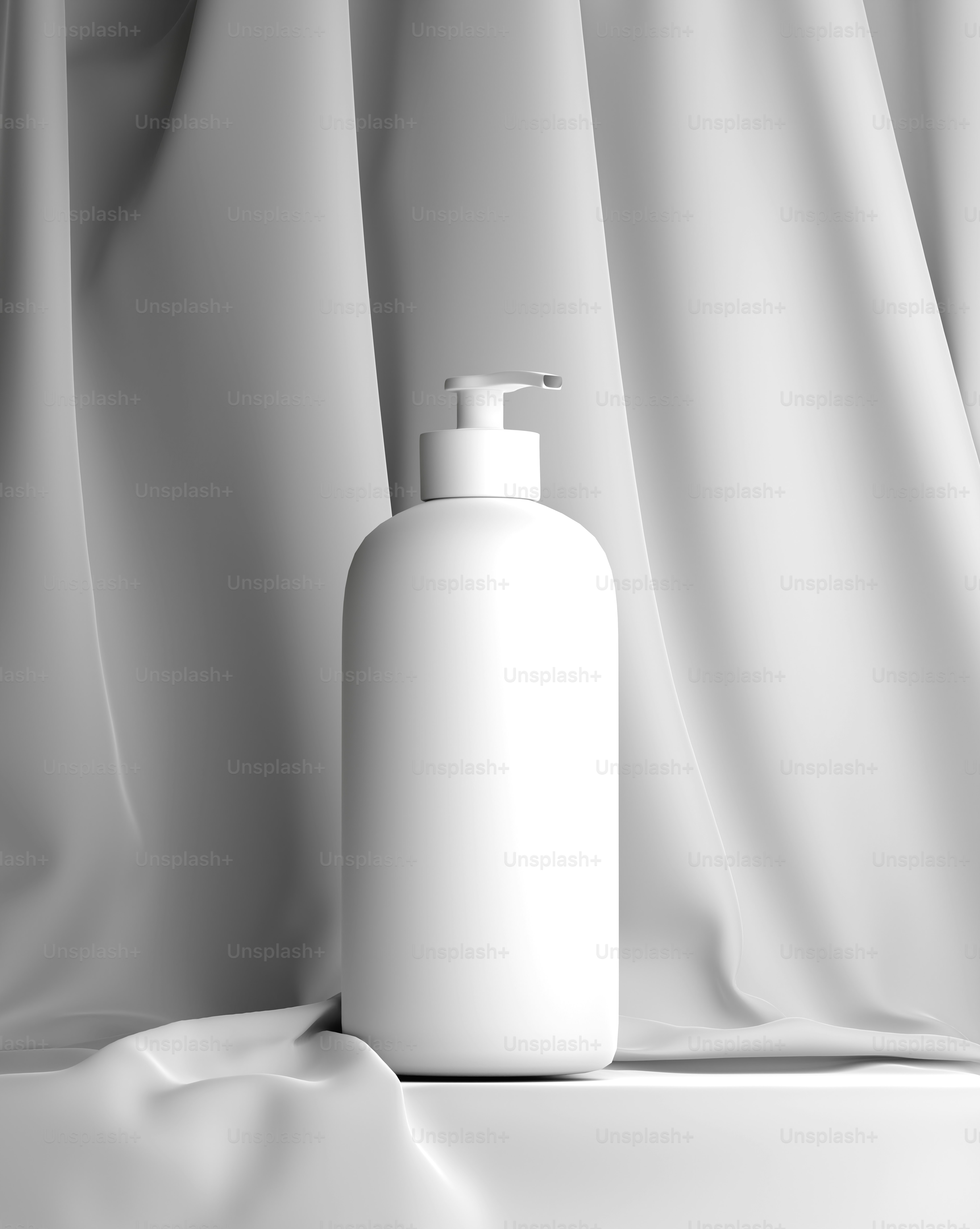 Una botella de jabón encima de una mesa