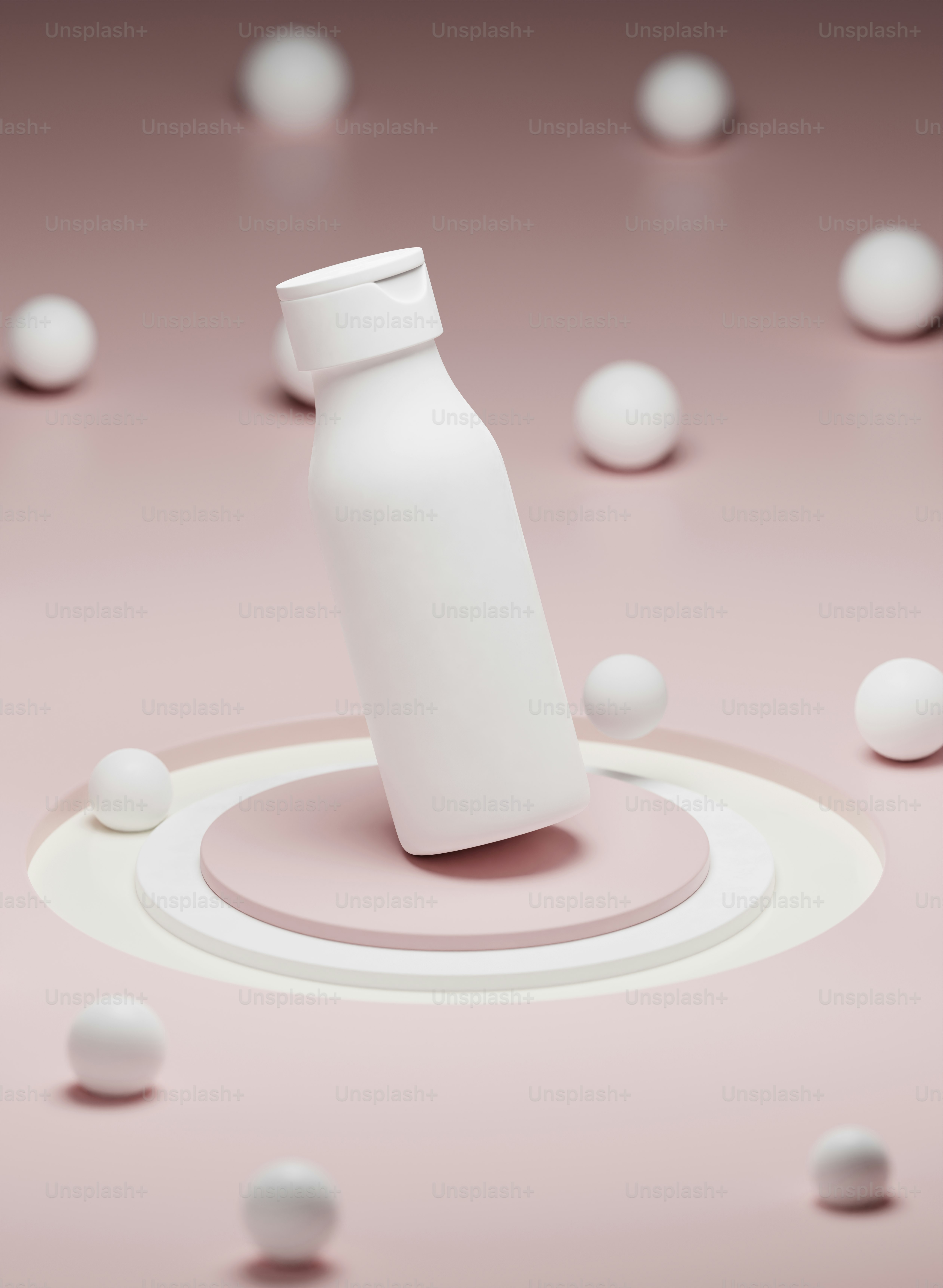 Una botella blanca sobre una superficie rosa