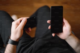 Un uomo che tiene uno smartphone nelle sue mani