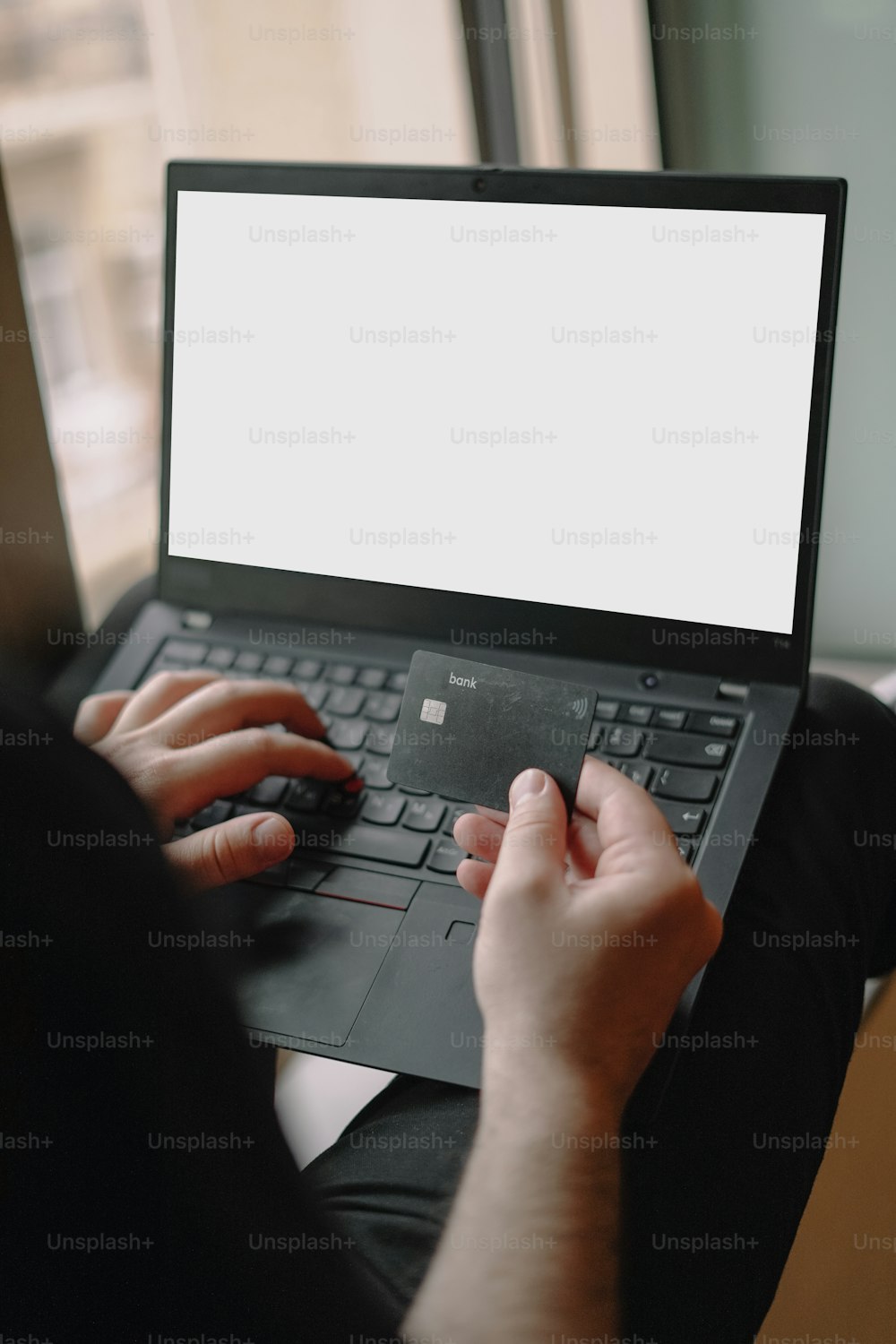 Una persona che utilizza un computer portatile con uno schermo bianco