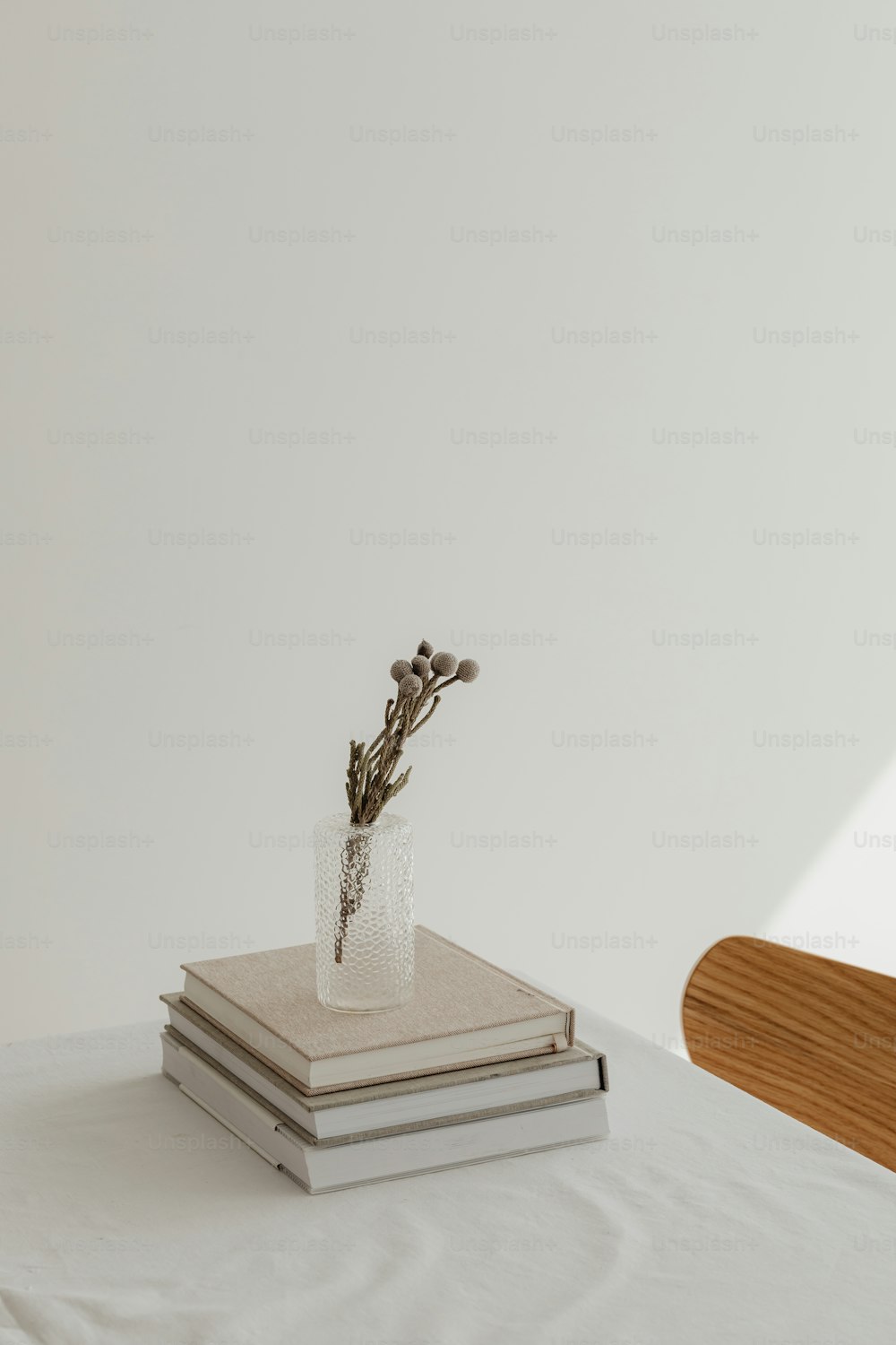 하얀 탁자 위에 놓여 있는 책 더미