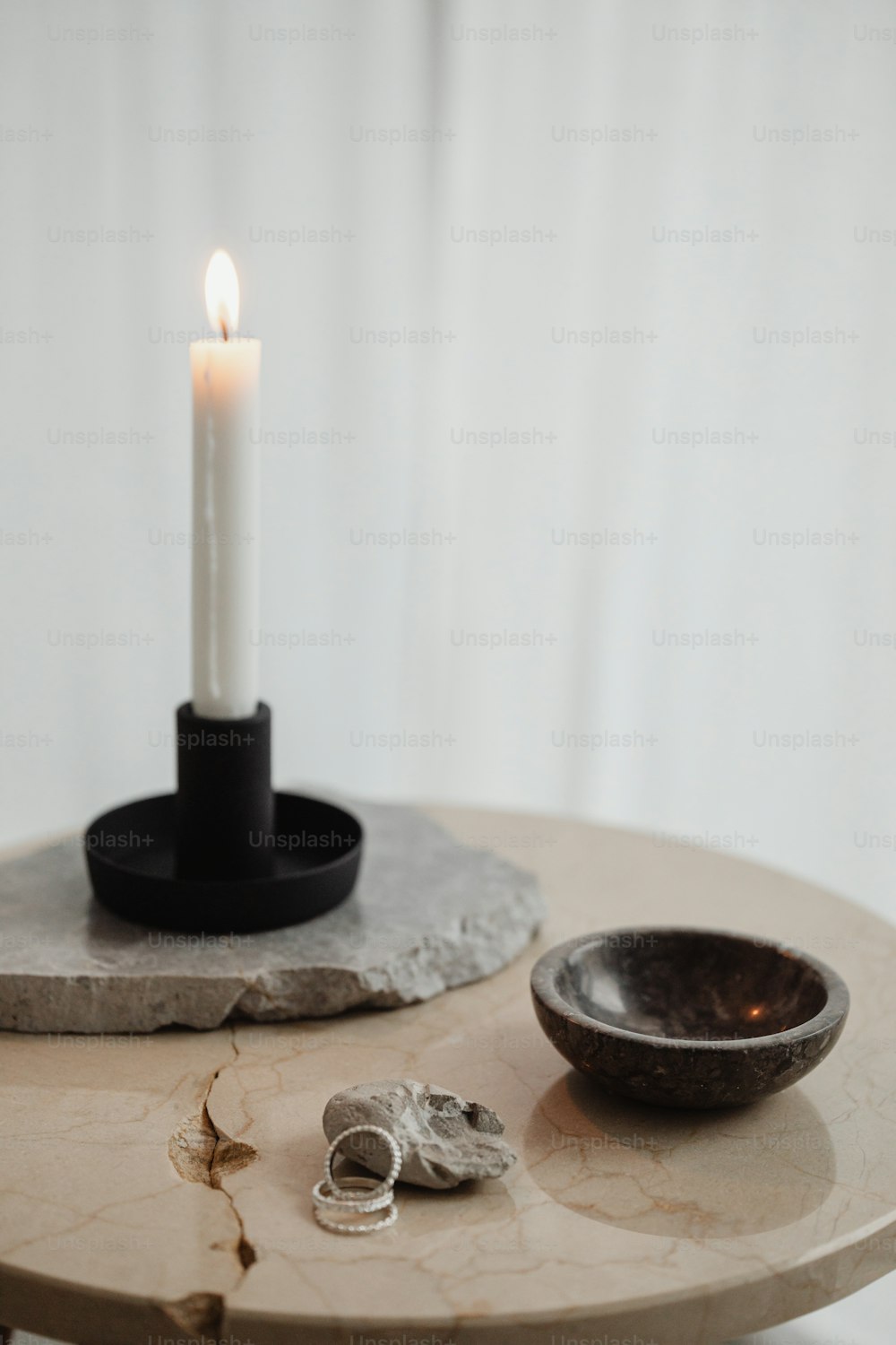 una candela e una ciotola su un tavolo