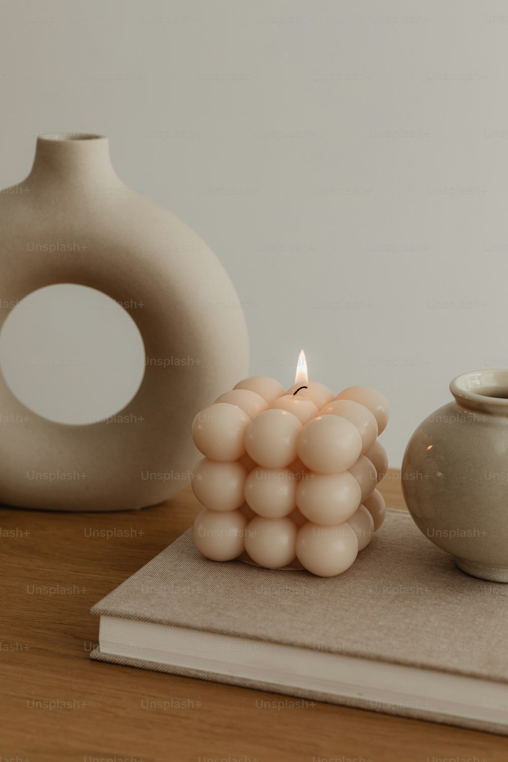 uma mesa com um vaso e uma vela sobre ela