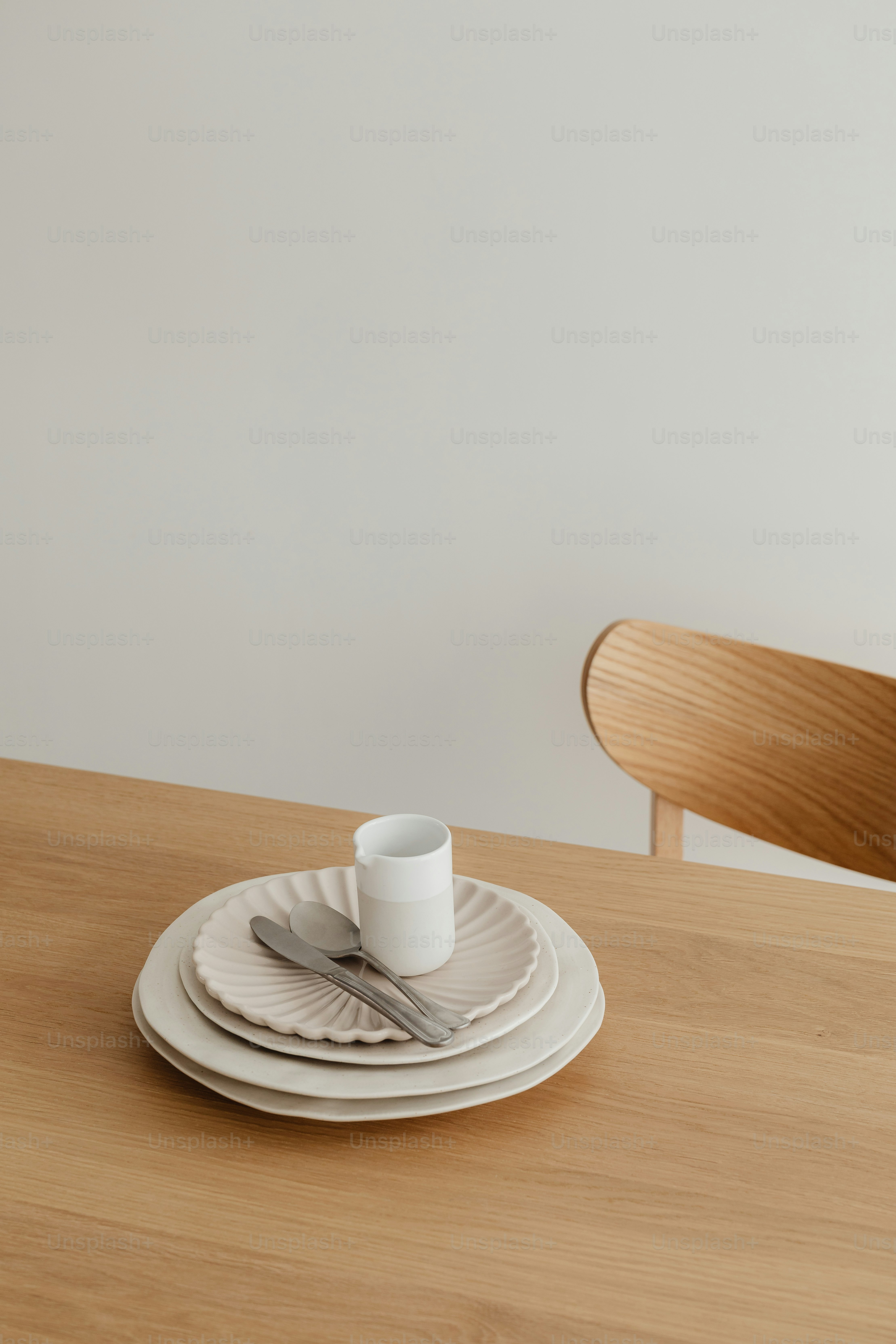 uma mesa de madeira coberta com pratos e xícaras