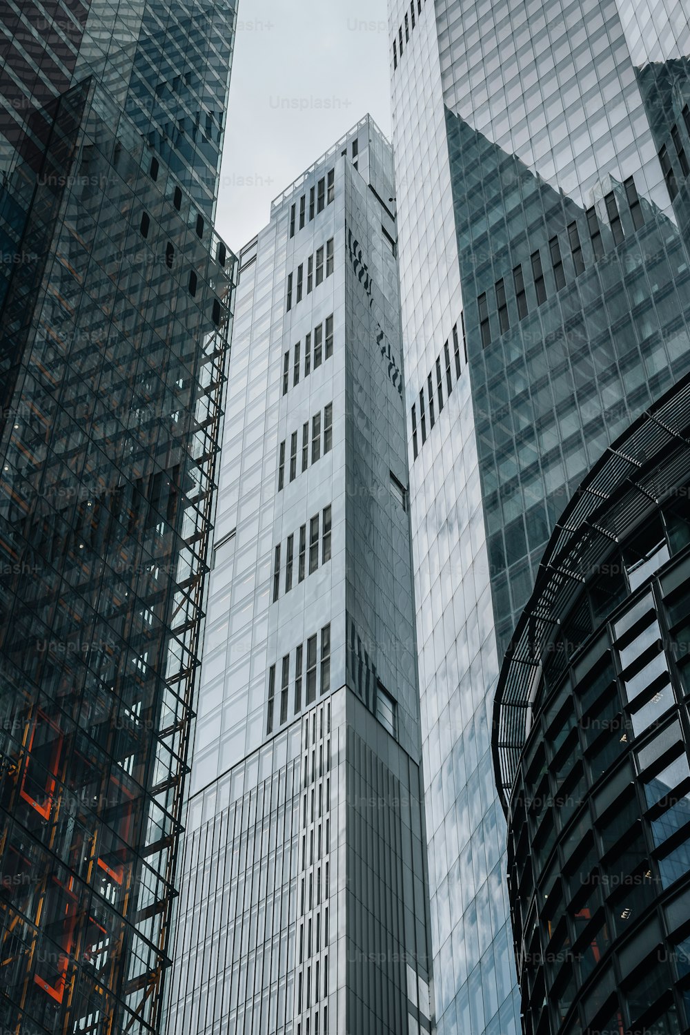 주변에 비계가 있는 고층 건물 그룹