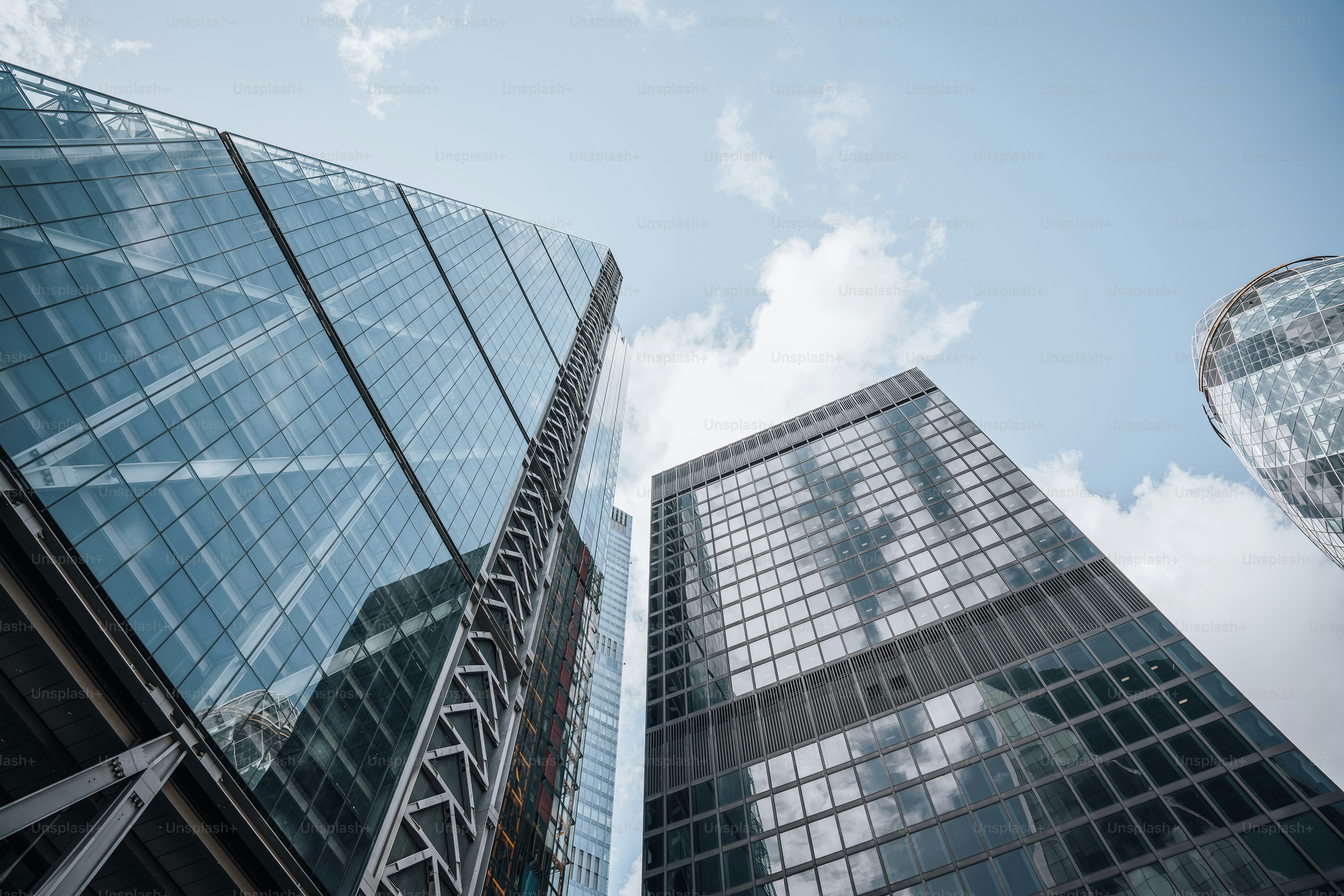 um par de edifícios altos sentados um ao lado do outro