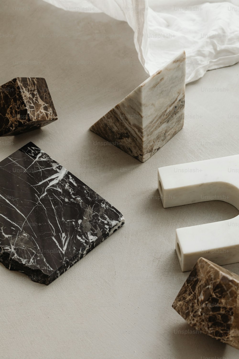 des blocs de marbre et une serviette en papier sur une table